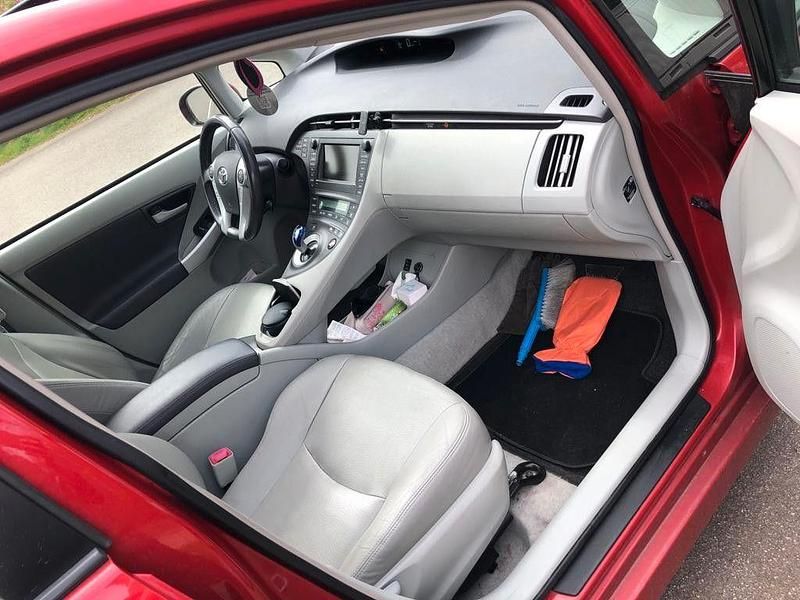 Gebraucht Toyota Prius Executive 136 PS (100 kW) 2011 Rot Kleinwagen