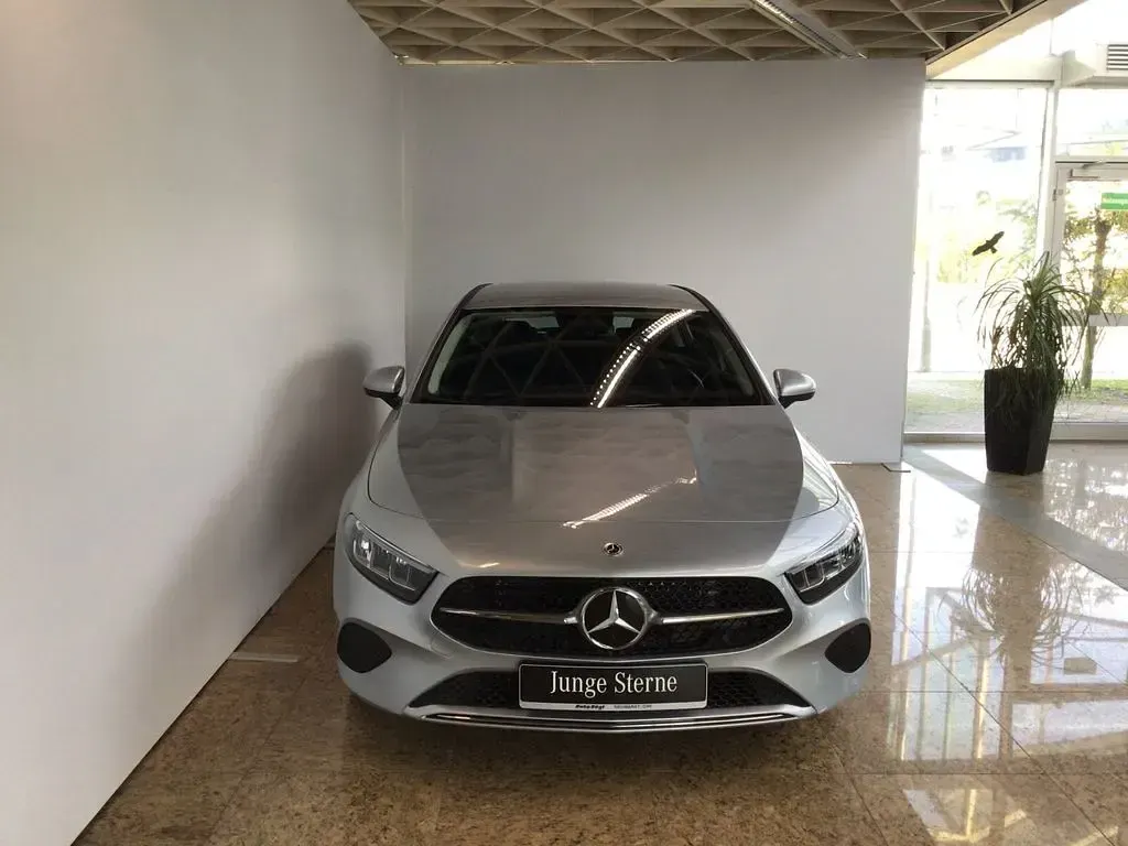 Gebraucht Mercedes A180 Advanced 136 PS (100 kW) 2024 Lack hightechsilber (metallic) Limousine