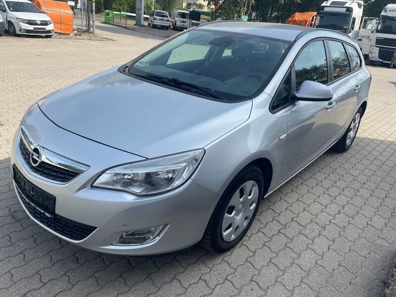 Gebraucht Opel Astra Design Edition 101 PS (74 kW) 2011 Silber Kombi