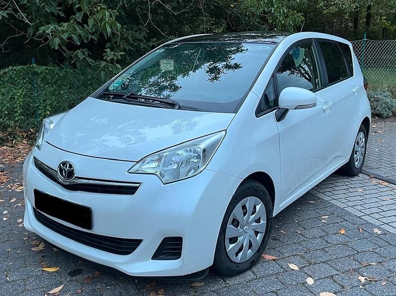 Weiß Gebraucht 2012 Toyota Verso-S Life Van / Kleinbus | 6.500 € (Fairer Preis) - Bild 1/4