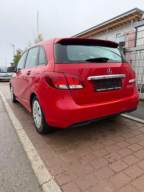Gebraucht Mercedes B200 136 PS (100 kW) 2015 Rot Van / Kleinbus