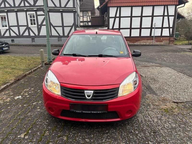 Rot Gebraucht 2009 Dacia Sandero Limousine | 1.990 € (Fairer Preis) - Bild 1/4