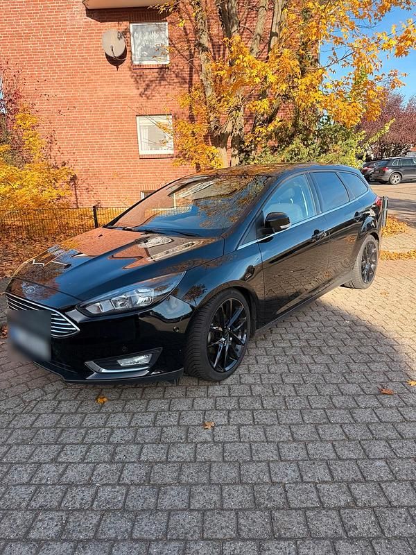 Schwarz Gebraucht 2016 Ford Focus Trend Limousine | 7.750 € (Fairer Preis) - Bild 1/4
