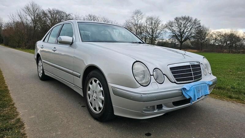 Silber Gebraucht 2000 Mercedes E270 Limousine | 11.700 € - Bild 1/4
