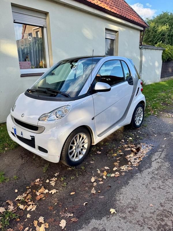 Weiß Gebraucht 2011 Smart ForTwo Coupé Kleinwagen | 3.499 € (Guter Preis) - Bild 1/4