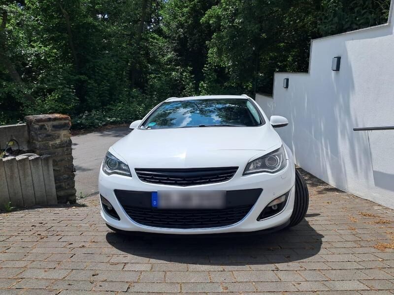 Weiß Gebraucht 2013 Opel Astra Kombi | 5.950 € (Teuer) - Bild 1/4