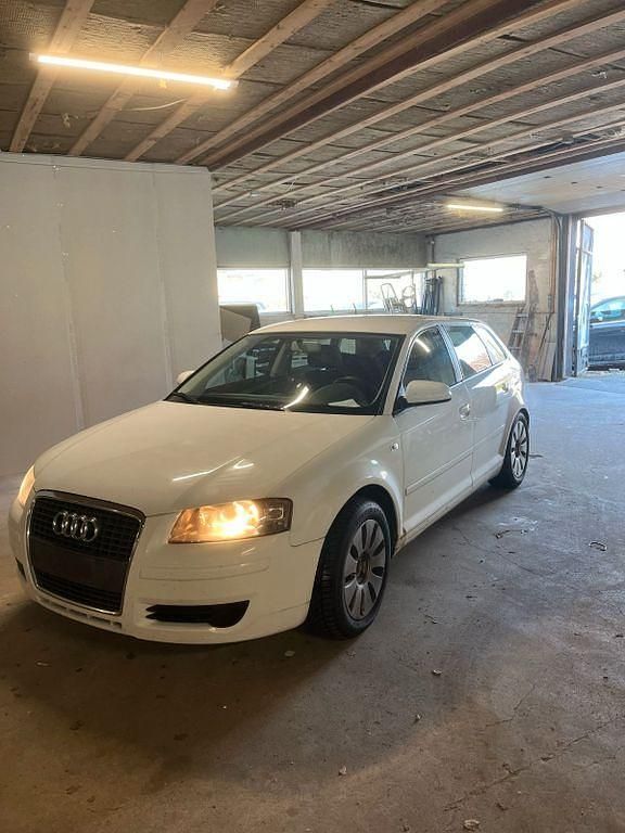 Weiß Gebraucht 2008 Audi A3 Attraction Limousine | 2.700 € (Guter Preis) - Bild 1/4