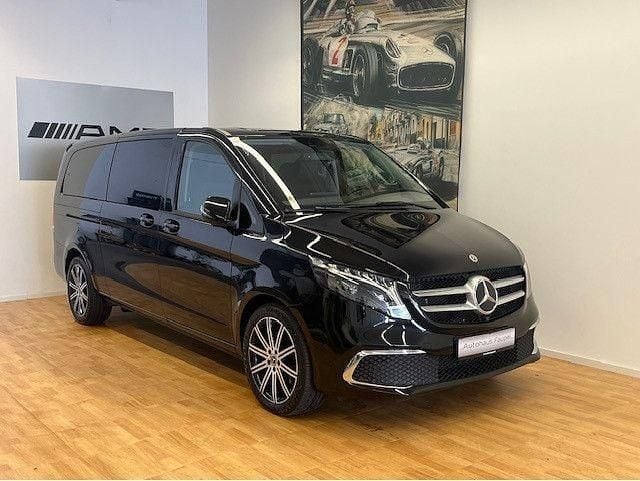 Obsidianschwarz metallic Gebraucht 2023 Mercedes V300 Avantgarde Edition Van / Kleinbus | 59.976 € (Superpreis) - Bild 1/4