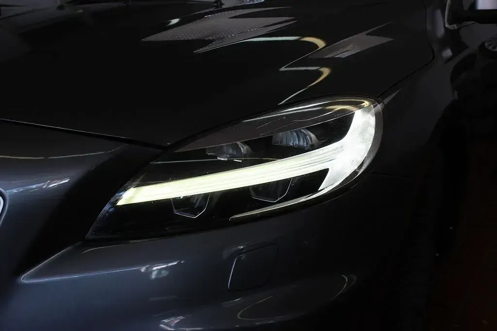 Gebraucht Volvo V40 Momentum 190 PS (139 kW) 2016 Grau Limousine