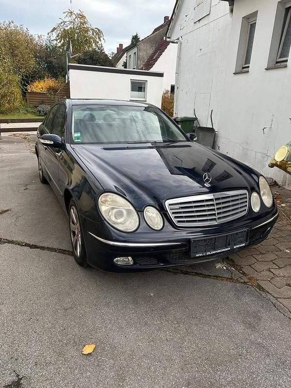 Blau Gebraucht 2003 Mercedes E200 Limousine | 1.599 € (Fairer Preis) - Bild 1/4