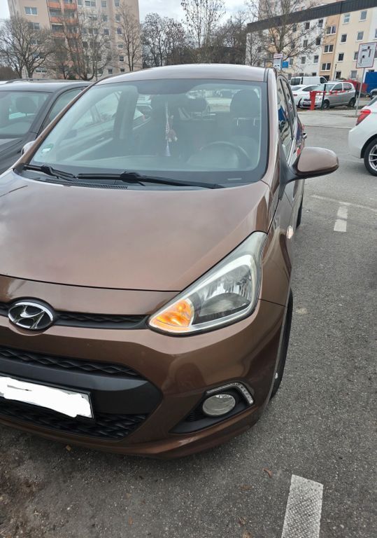 Braun Gebraucht 2015 Hyundai i10 Kleinwagen | 5.850 € (Fairer Preis) - Bild 1/4