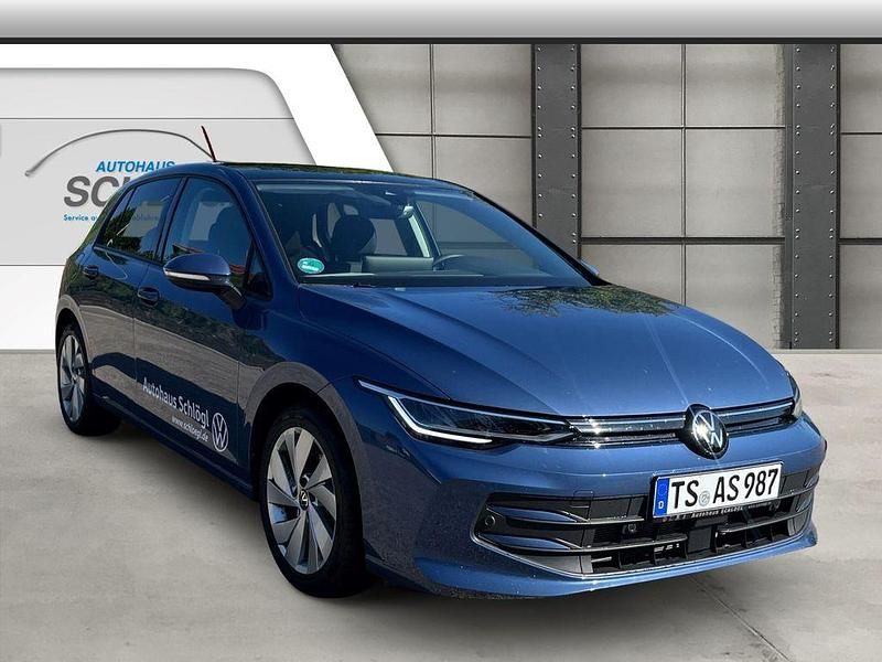 Gebraucht VW Golf VIII Life 116 PS (85 kW) 2024 Anemonenblau metallic Limousine