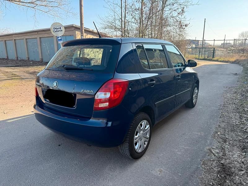 Gebraucht Skoda Fabia 60 PS (44 kW) 2014 Blau Limousine