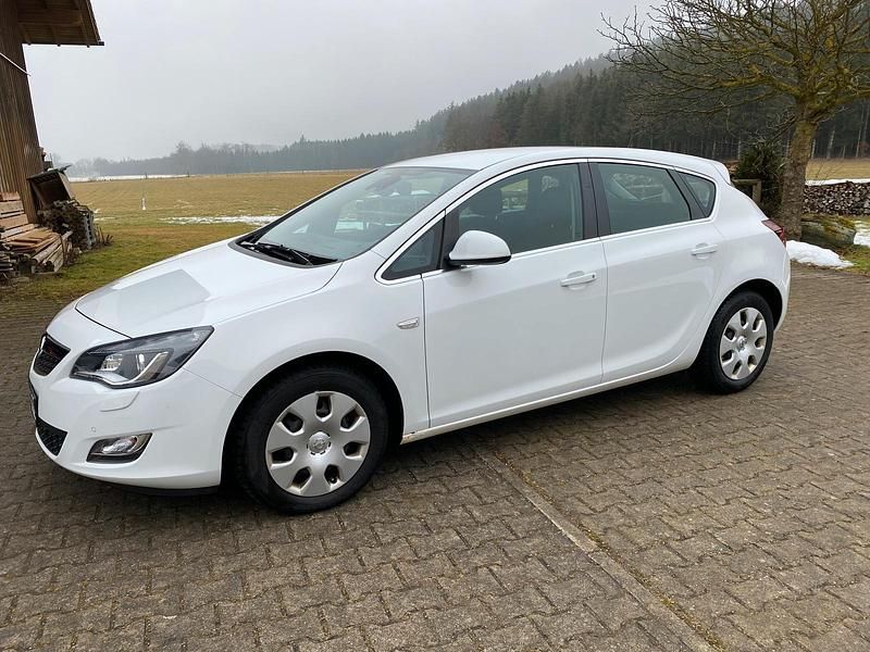 Gebraucht Opel Astra 116 PS (85 kW) 2011 Weiß Kleinwagen
