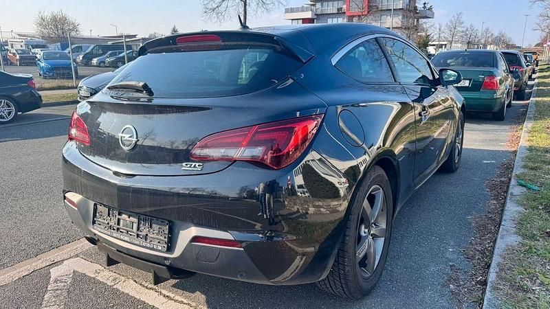 Gebraucht Opel Astra GTC 140 PS (102 kW) 2014 Schwarz Limousine