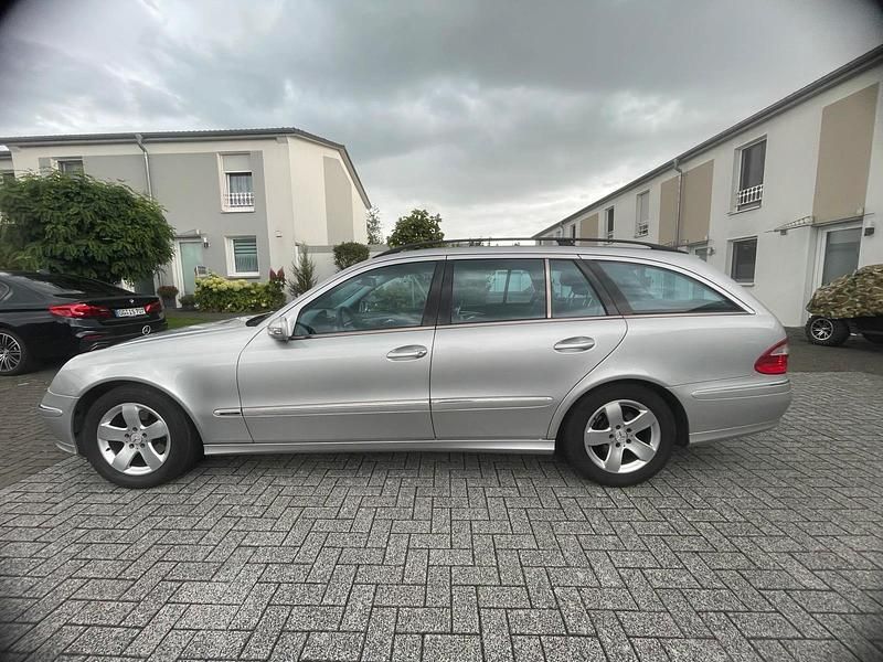 Silber Gebraucht 2005 Mercedes E240 Kombi | 2.900 € (Fairer Preis) - Bild 1/4