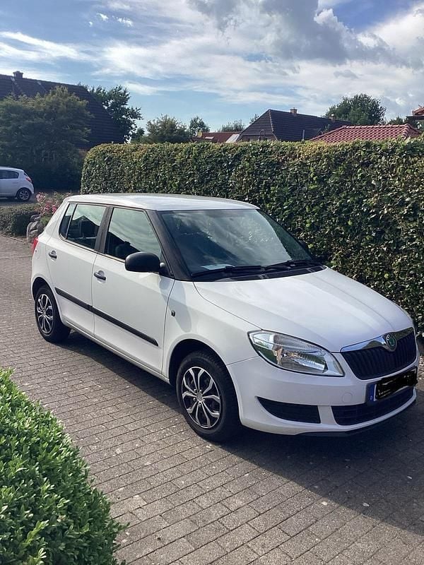 Weiß Gebraucht 2011 Skoda Fabia Cool Edition Kleinwagen | 2.300 € (Fairer Preis) - Bild 1/4