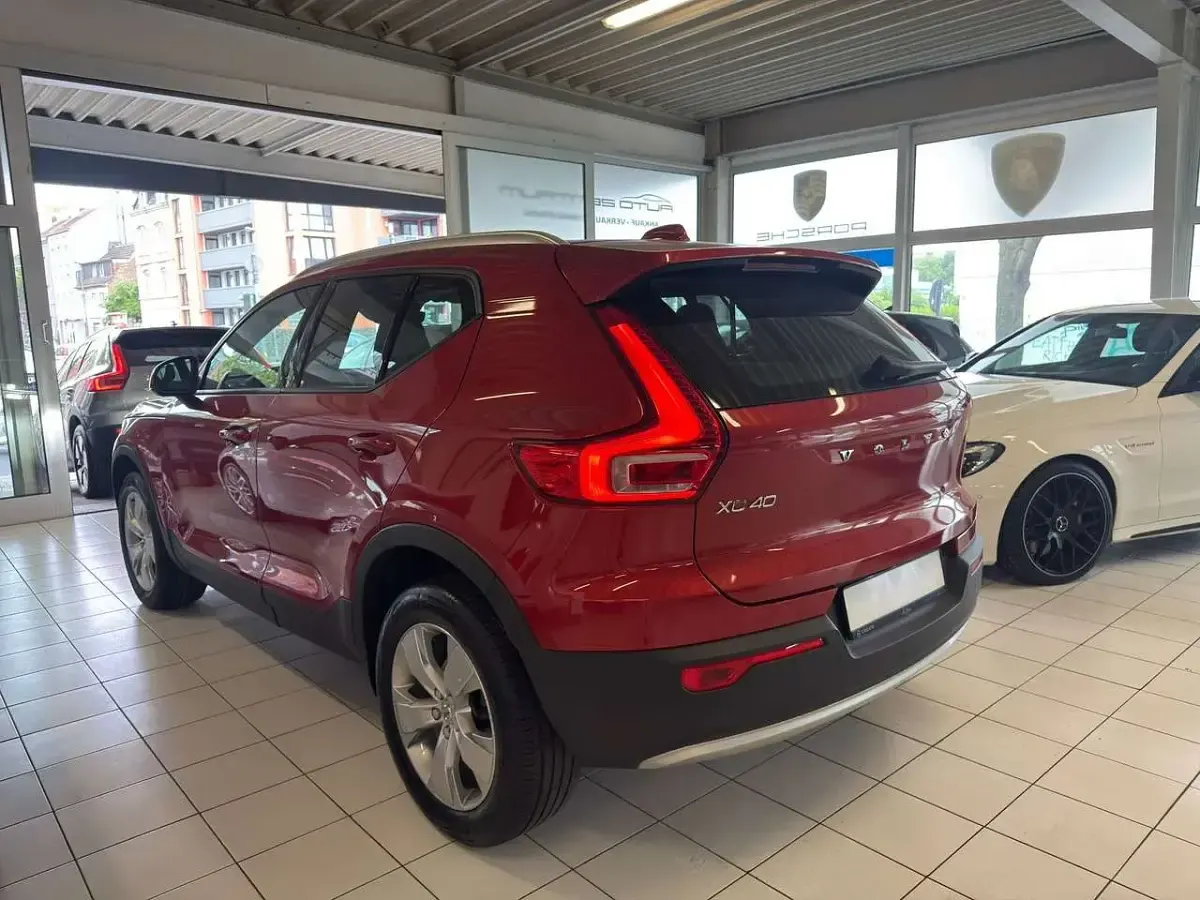 Gebraucht Volvo XC40 Momentum 129 PS (94 kW) 2022 Fusion red / metallic SUV