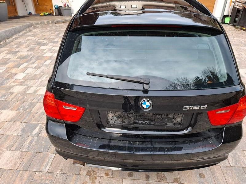 Gebraucht BMW 316 116 PS (85 kW) 2012 Schwarz Kombi