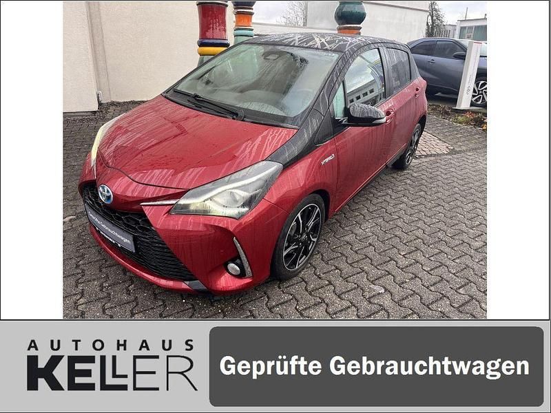Rot Gebraucht 2018 Toyota Yaris Hybrid Style Limousine | 14.940 € (Etwas zu teuer) - Bild 1/4