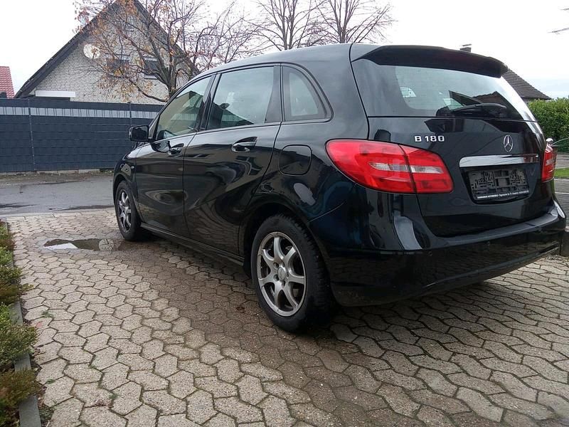 Schwarz Gebraucht 2012 Mercedes B180 Van / Kleinbus | 6.500 € (Guter Preis) - Bild 1/4