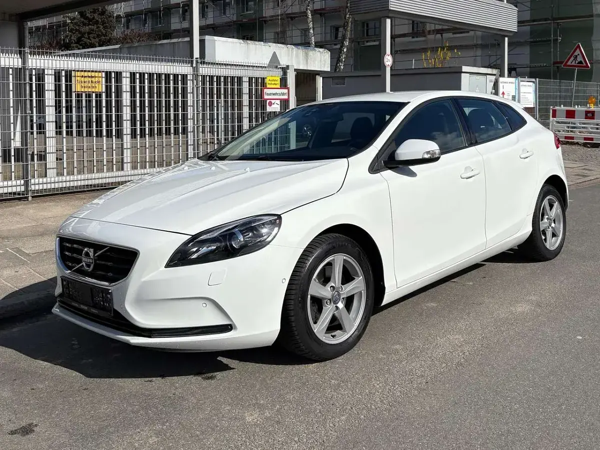 Gebraucht Volvo V40 Kinetic 150 PS (110 kW) 2012 White solid (ice white) Kleinwagen