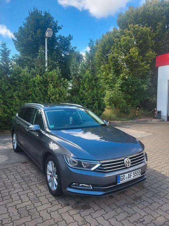 Grau Gebraucht 2017 VW Passat Comfortline Limousine | 11.000 € (Fairer Preis) - Bild 1/4