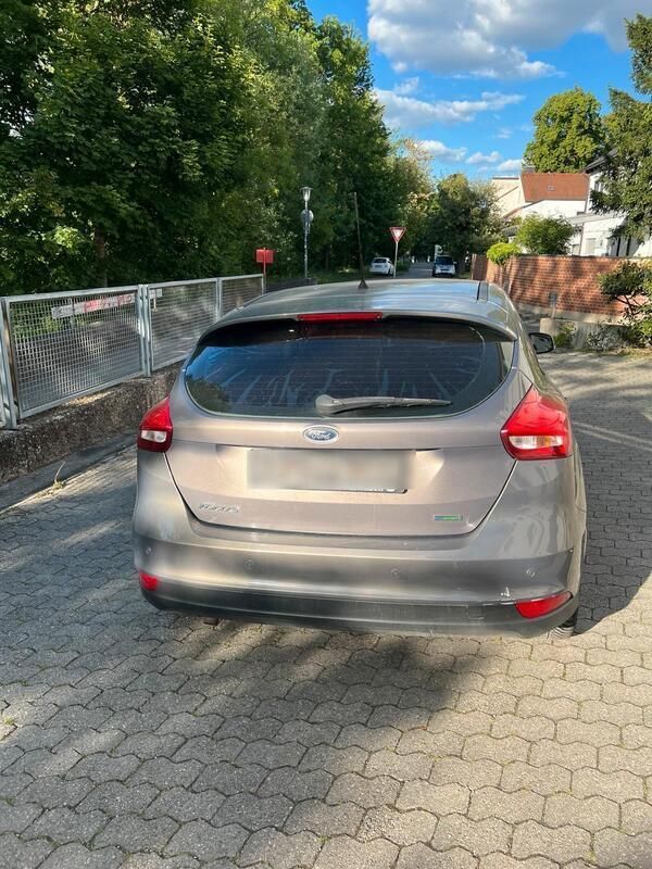 Grau Gebraucht 2015 Ford Focus Limousine | 3.500 € (Superpreis) - Bild 1/4