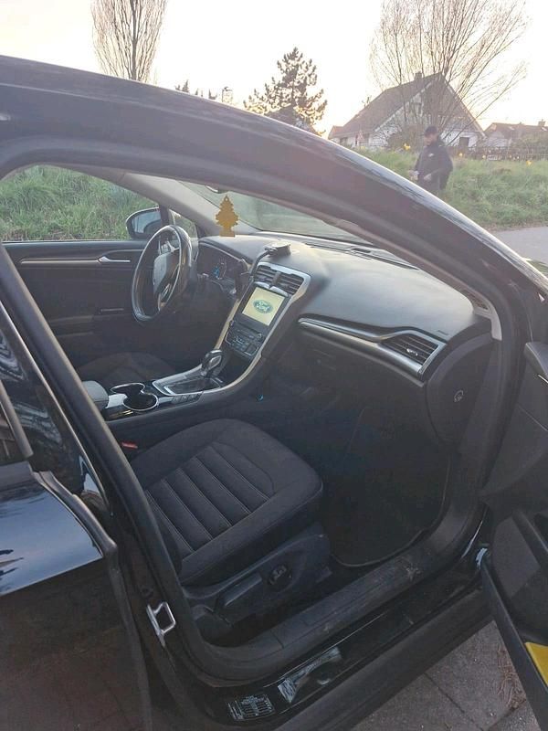 Gebraucht Ford Mondeo 150 PS (110 kW) 2016 Schwarz Limousine