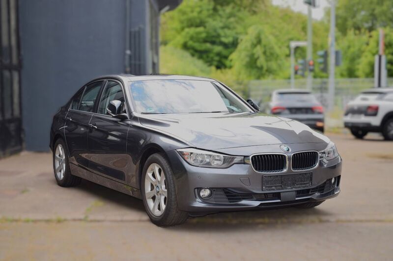 Grau Gebraucht 2015 BMW 330 Performance Limousine | 16.880 € (Fairer Preis) - Bild 1/4