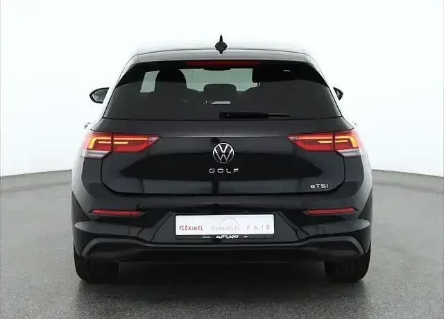 Second-hand VW Golf VIII Life 131 CP (96 kW) 2022 Negru Berlinǎ