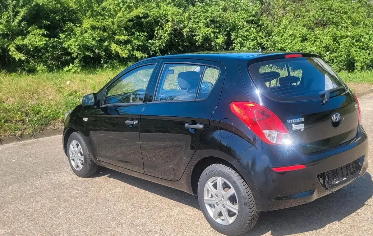 Gebraucht Hyundai i20 Edition 75 PS (55 kW) 2014 Schwarz Kleinwagen