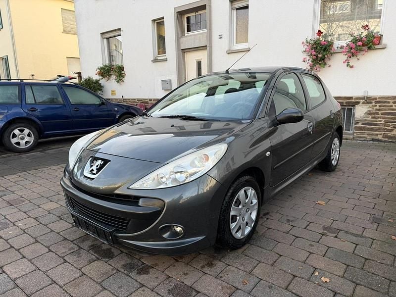 Gebraucht Peugeot 206+ 68 PS (50 kW) 2011 Lack grau shark/metallic Kleinwagen