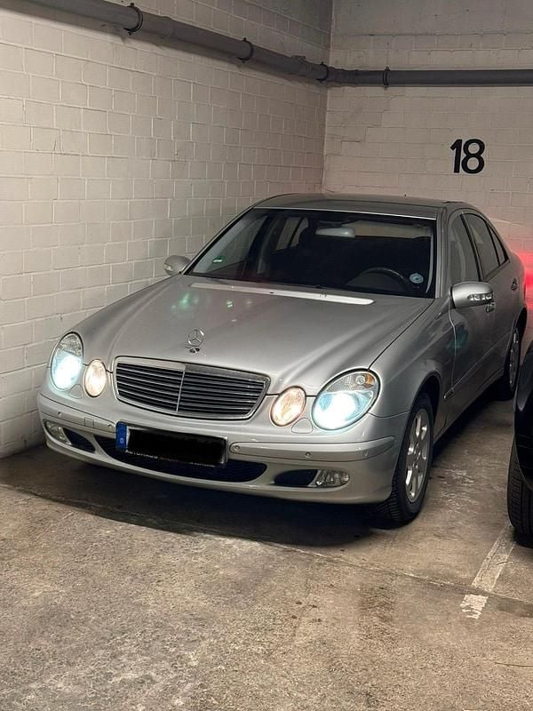 Gebraucht Mercedes E220 150 PS (110 kW) 2002 Silber Limousine
