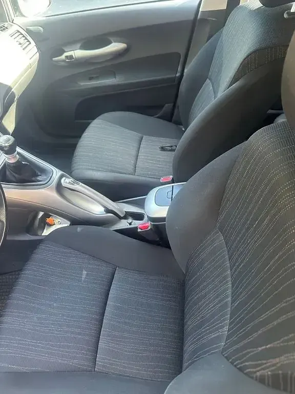 Gebraucht Toyota Auris 101 PS (74 kW) 2010 Silber Kleinwagen