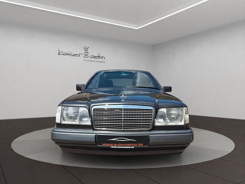 Gebraucht Mercedes E220 Classic 150 PS (110 kW) 1994 Schwarz Cabrio