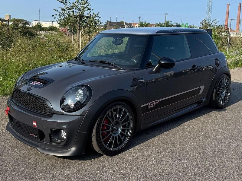 Grau Gebraucht 2013 Mini John Cooper Works Kleinwagen | 29.900 € - Bild 1/4