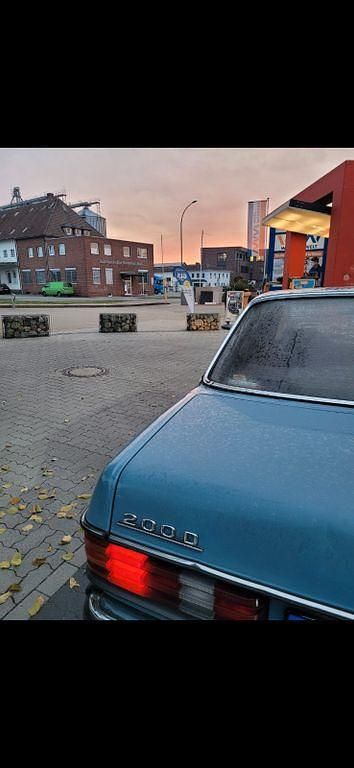 Second-hand Mercedes 200 60 CP (44 kW) 1982 Albastru Berlinǎ