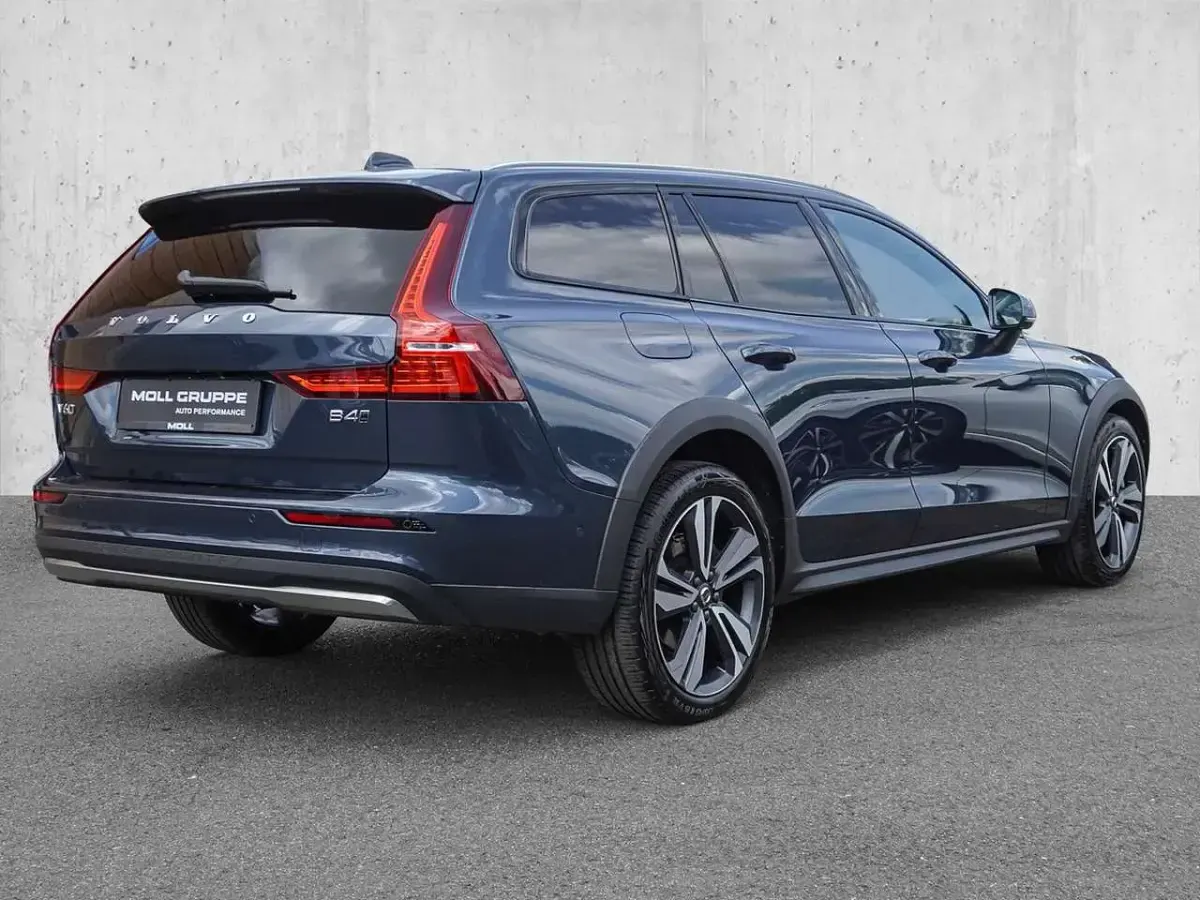 Gebraucht Volvo V60 CC Ultimate 197 PS (144 kW) 2024 Denim blue / metallic Kombi