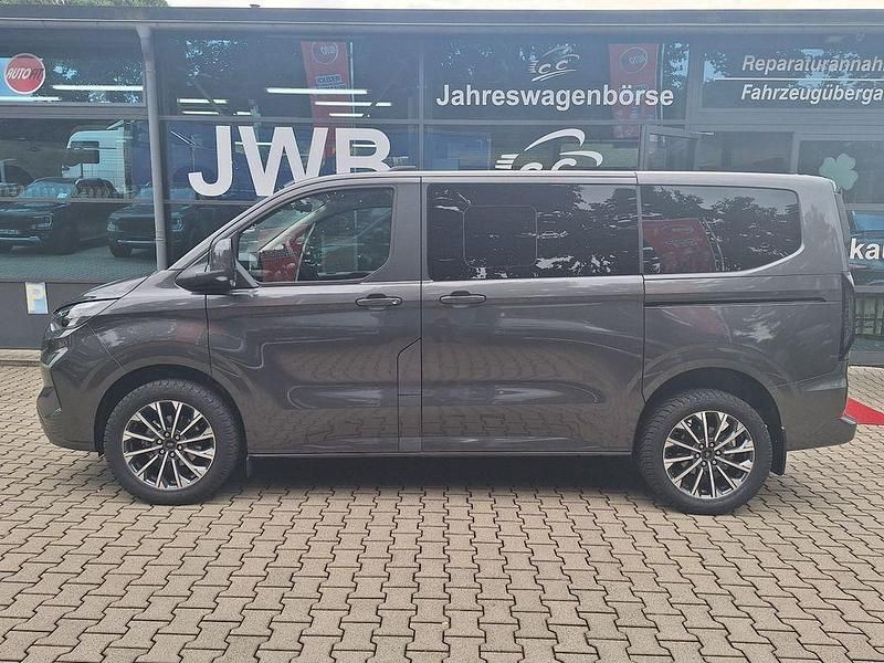 Grau Neu 2025 Ford Tourneo Titanium Van / Kleinbus | 64.980 € (Teuer) - Bild 1/4