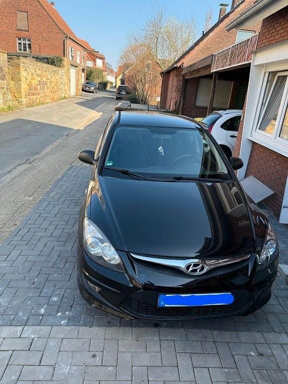 Schwarz Gebraucht 2011 Hyundai i30 Edition Limousine | 1.950 € (Guter Preis) - Bild 1/3