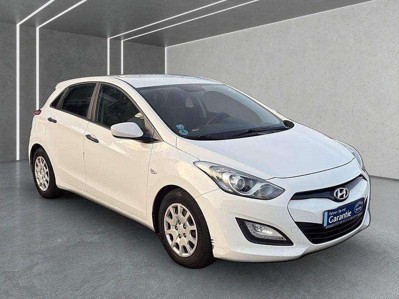 Gebraucht Hyundai i30 Classic 99 PS (72 kW) 2014 Weiß Kleinwagen