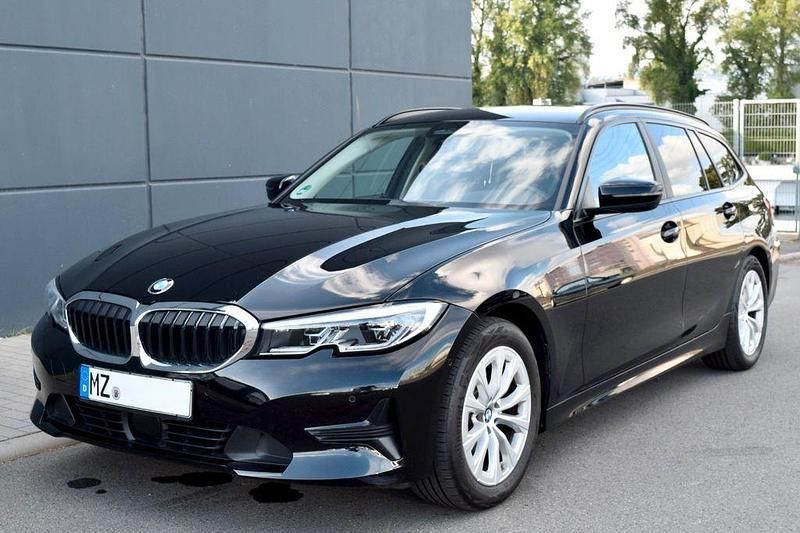 Schwarz Gebraucht 2021 BMW 320 Sport Line Kombi | 27.900 € (Fairer Preis) - Bild 1/4