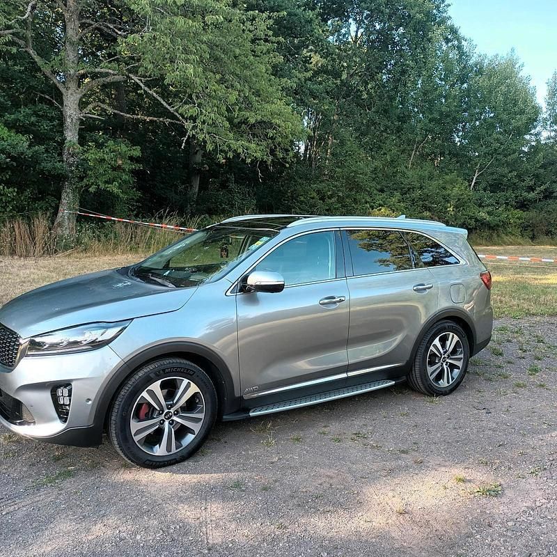 Grau Gebraucht 2019 Kia Sorento SUV | 24.000 € (Etwas zu teuer) - Bild 1/4