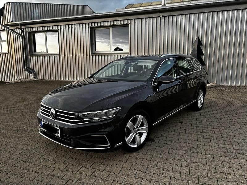 Grau Gebraucht 2020 VW Passat GTE Kombi | 22.999 € (Fairer Preis) - Bild 1/4