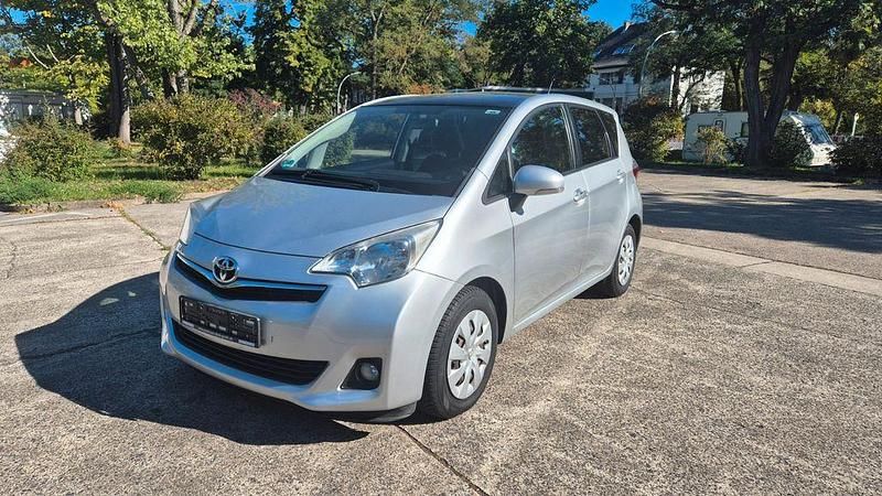 Silber Gebraucht 2012 Toyota Verso-S Cool Van / Kleinbus | 7.900 € (Fairer Preis) - Bild 1/4