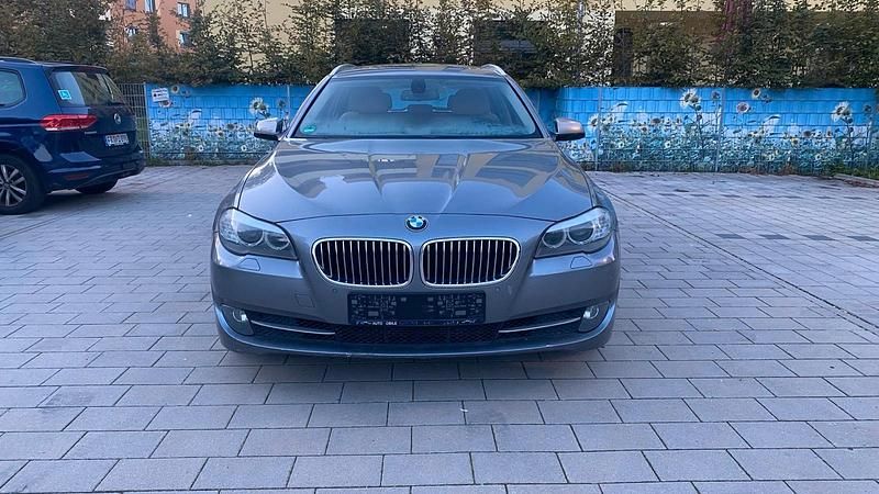 Grau Gebraucht 2012 BMW 530 M Sport Kombi | 8.200 € (Superpreis) - Bild 1/4