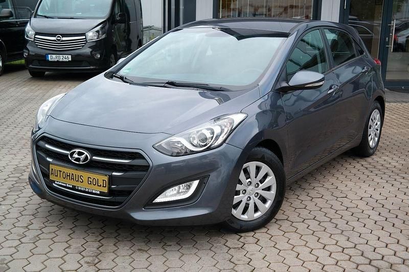 Grau Gebraucht 2015 Hyundai i30 Trend Limousine | 7.990 € (Fairer Preis) - Bild 1/4