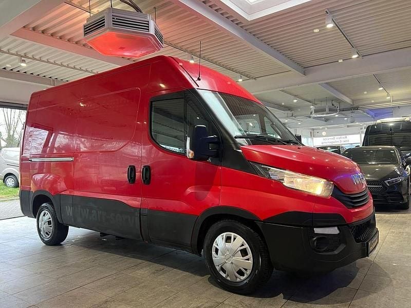 Gebraucht Iveco Daily 179 PS (131 kW) 2017 Rot Van / Kleinbus