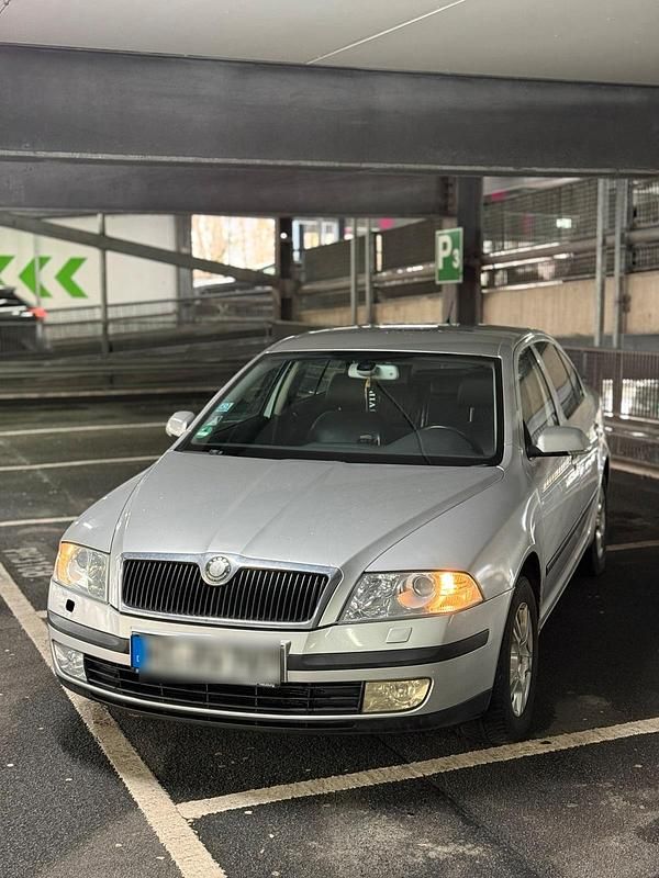 Grau Gebraucht 2006 Skoda Octavia Limousine | 1.800 € - Bild 1/4